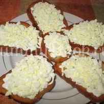 Бутерброды с чесноком и рубленым яйцом