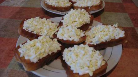 Рецепт бутербродов с чесноком и рубленым яйцом