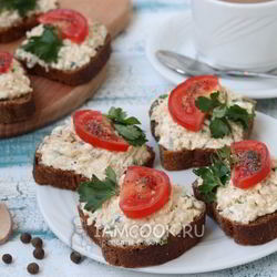 Рецепт Бутербродов с икрой трески, плавленым сыром и помидорами