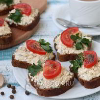 Бутерброды с икрой трески, плавленым сыром и помидорами