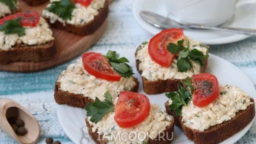 Рецепт бутербродов с икрой трески, плавленым сыром и помидорами