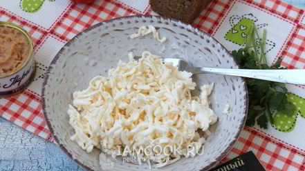 Рецепт бутербродов с икрой трески, плавленым сыром и помидорами