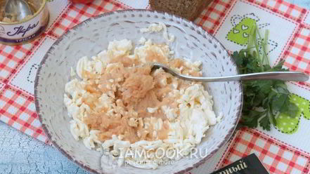 Рецепт бутербродов с икрой трески, плавленым сыром и помидорами