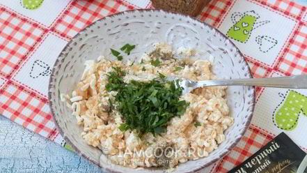 Рецепт бутербродов с икрой трески, плавленым сыром и помидорами