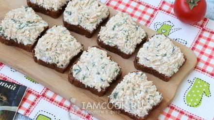 Рецепт бутербродов с икрой трески, плавленым сыром и помидорами