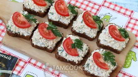 Рецепт бутербродов с икрой трески, плавленым сыром и помидорами