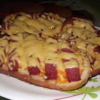 Бутерброды с колбасой жареные