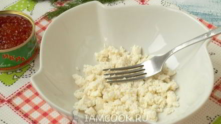 Рецепт бутербродов с красной икрой, сыром и яйцом