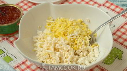 Рецепт бутербродов с красной икрой, сыром и яйцом