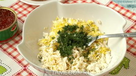 Рецепт бутербродов с красной икрой, сыром и яйцом