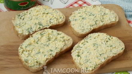 Рецепт бутербродов с красной икрой, сыром и яйцом