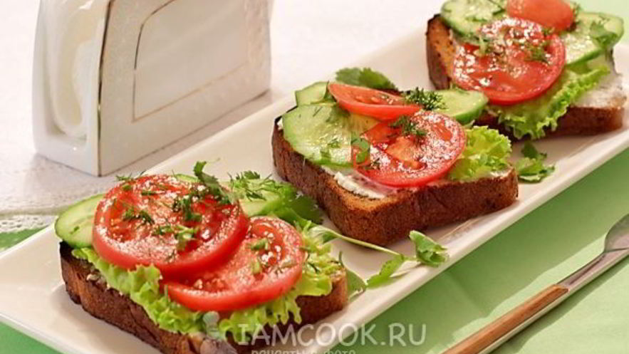 Рецепт бутербродов с мягкой брынзой и овощами