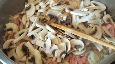 Рецепт бутербродов с шампиньонами и колбасой в духовке