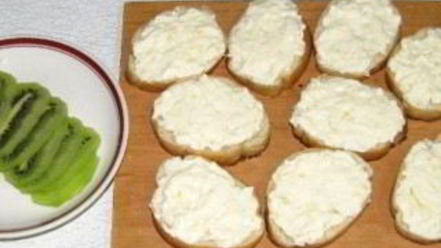 Рецепт бутербродов с сыром и киви