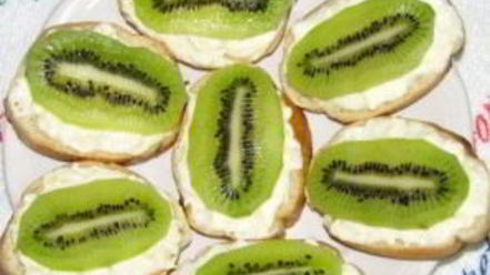 Рецепт бутербродов с сыром и киви