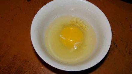 Рецепт бутербродов с яйцом, майонезом, чесноком и сыром