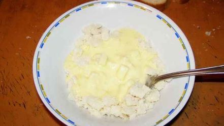 Рецепт бутербродов с яйцом, майонезом, чесноком и сыром