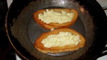 Рецепт бутербродов с яйцом, майонезом, чесноком и сыром