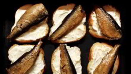 Рецепт бутербродов со шпротами в духовке