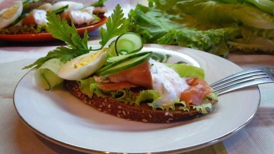 Рецепт датского открытого бутерброда с лососем