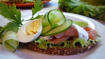 Рецепт датского открытого бутерброда с лососем