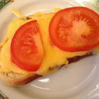 Горячие бутерброды с сыром, помидорами и чесноком