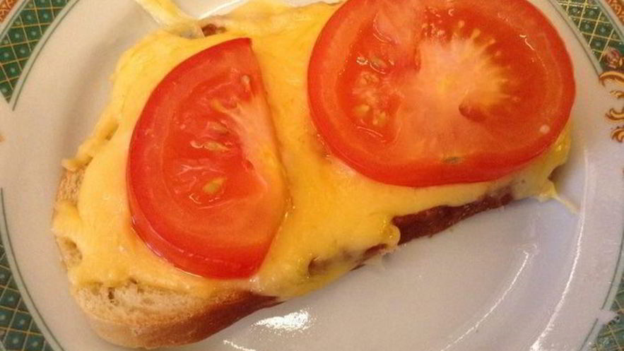 Рецепт горячих бутербродов с сыром, помидорами и чесноком