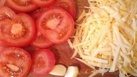 Рецепт горячих бутербродов с сыром, помидорами и чесноком