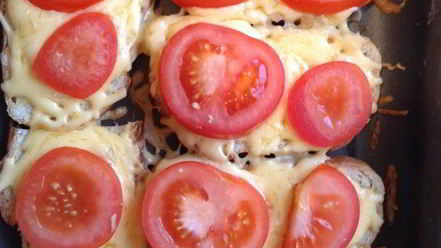 Рецепт горячих бутербродов с сыром, помидорами и чесноком
