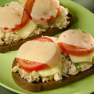 Рецепт Горячих бутербродов с тунцом, сыром и помидорами