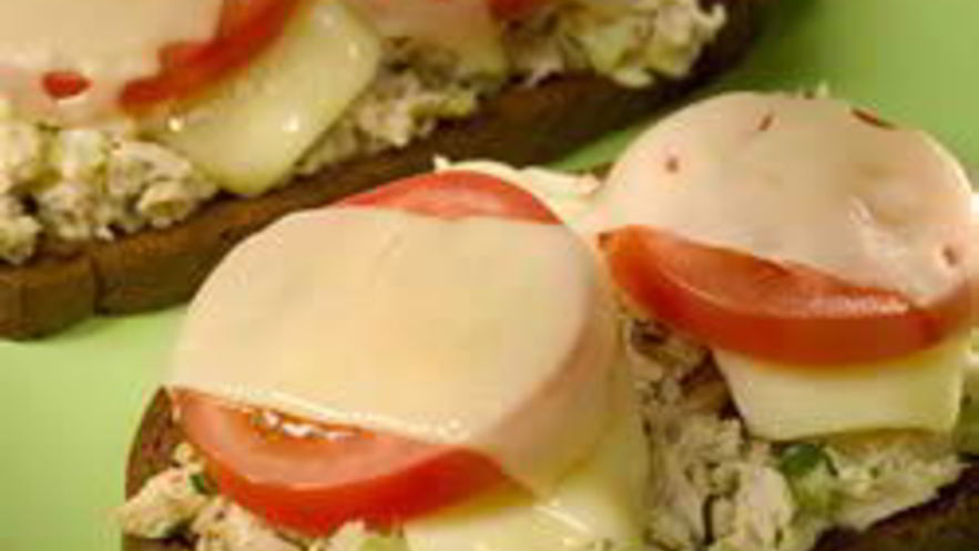 Рецепт горячих бутербродов с тунцом, сыром и помидорами