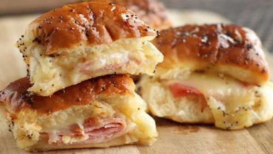 Рецепт горячих бутербродов с ветчиной и сыром в фольге