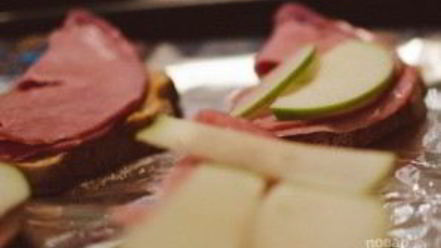 Рецепт горячих бутербродов с яблоком