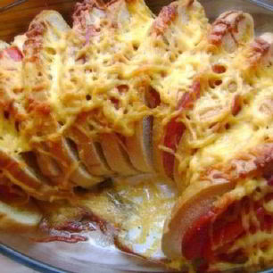 Рецепт Горячих бутербродов веером с колбасой, помидорами и сыром