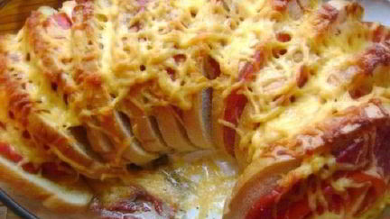 Рецепт Горячих бутербродов веером с колбасой, помидорами и сыром