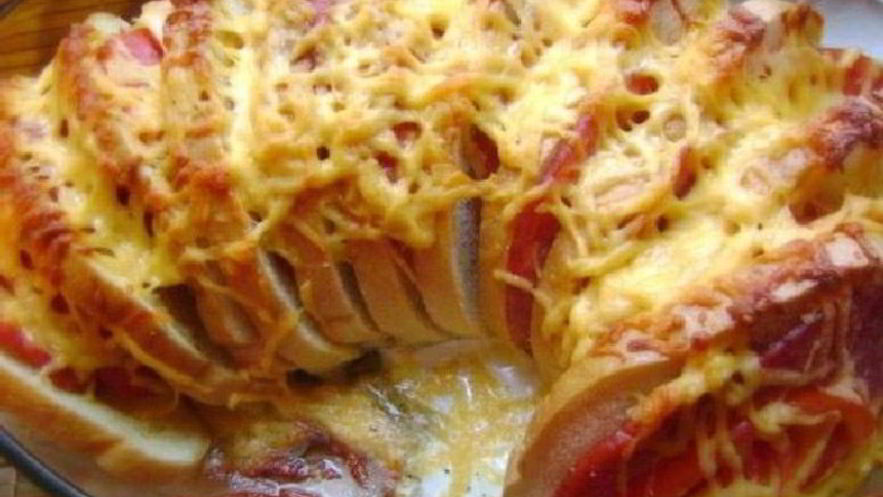 Рецепт горячих бутербродов веером с колбасой, помидорами и сыром