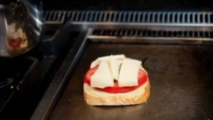 Рецепт горячего бутерброда на сковороде