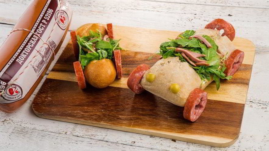 Рецепт горячего бутерброда с колбасой и сметанным соусом