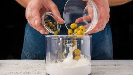 Рецепт горячего бутерброда с колбасой и сметанным соусом