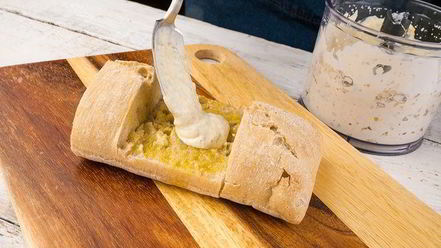 Рецепт горячего бутерброда с колбасой и сметанным соусом