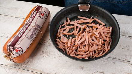 Рецепт горячего бутерброда с колбасой и сметанным соусом