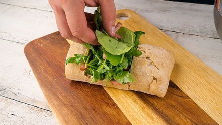 Рецепт горячего бутерброда с колбасой и сметанным соусом