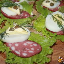 Рецепт Колбасных бутербродов с яйцами и каперсами к завтраку