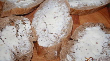 Рецепт колбасных бутербродов с яйцами и каперсами к завтраку