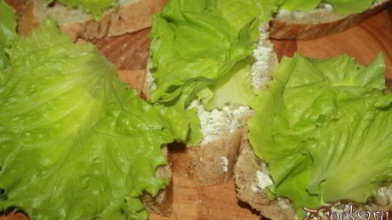 Рецепт колбасных бутербродов с яйцами и каперсами к завтраку