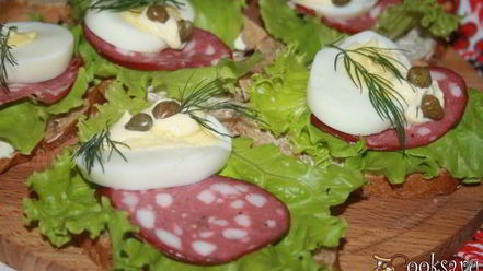 Рецепт колбасных бутербродов с яйцами и каперсами к завтраку