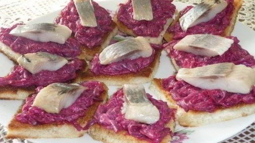 Рецепт закусочных бутербродиков с сельдью и свеклой