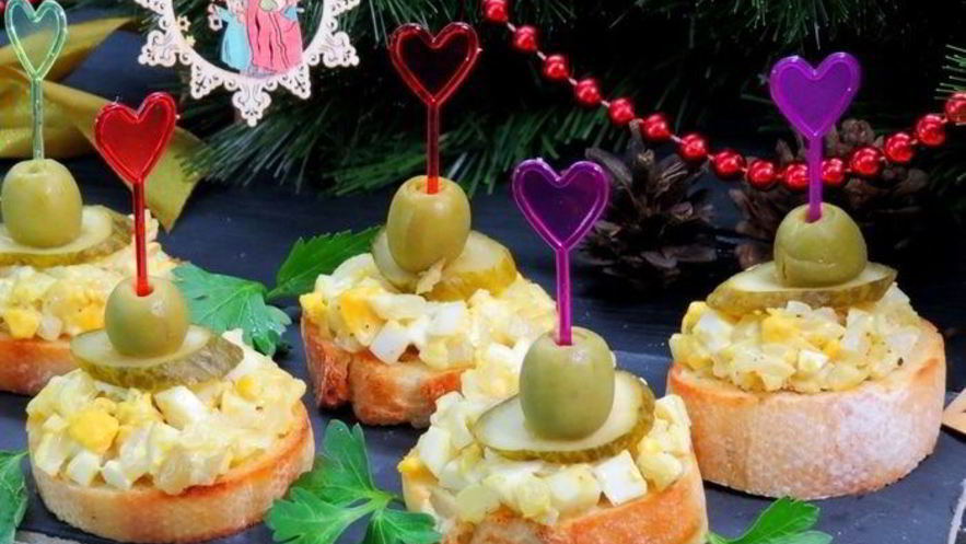 Рецепт закусочных бутербродов с луком и яйцами