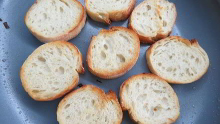 Рецепт закусочных бутербродов с луком и яйцами