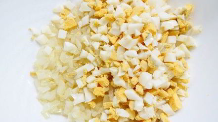 Рецепт закусочных бутербродов с луком и яйцами